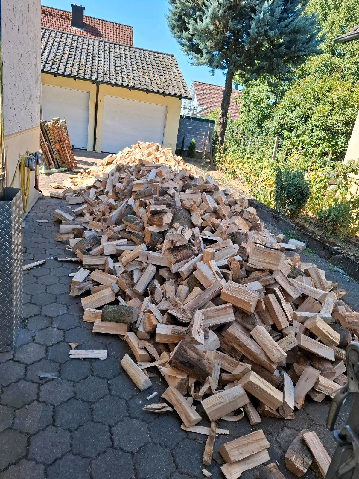 Holzvorrat auf dem Betriebsgelände