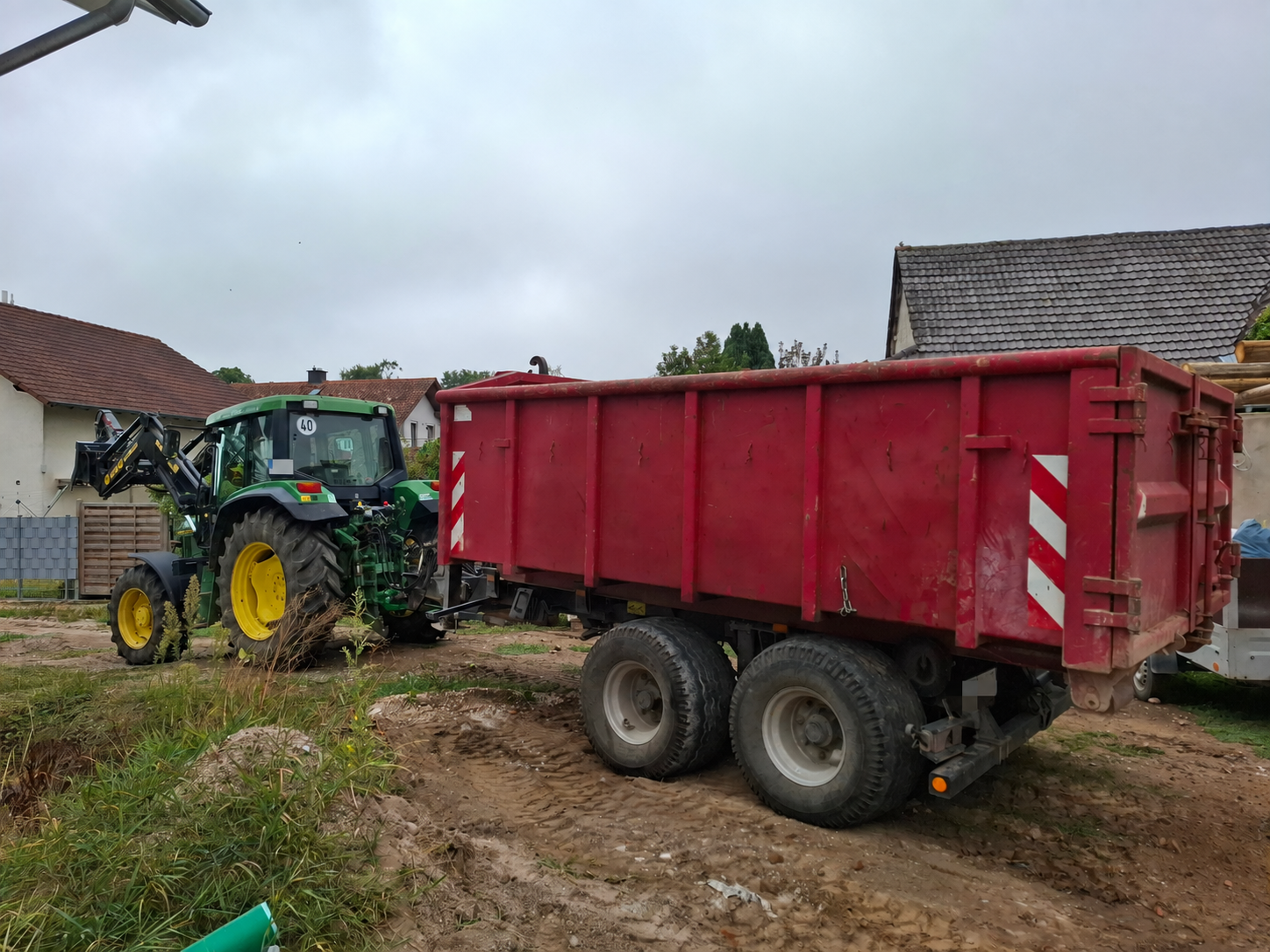 Traktor mit Transportanhänger; Kennzeichen verpixelt